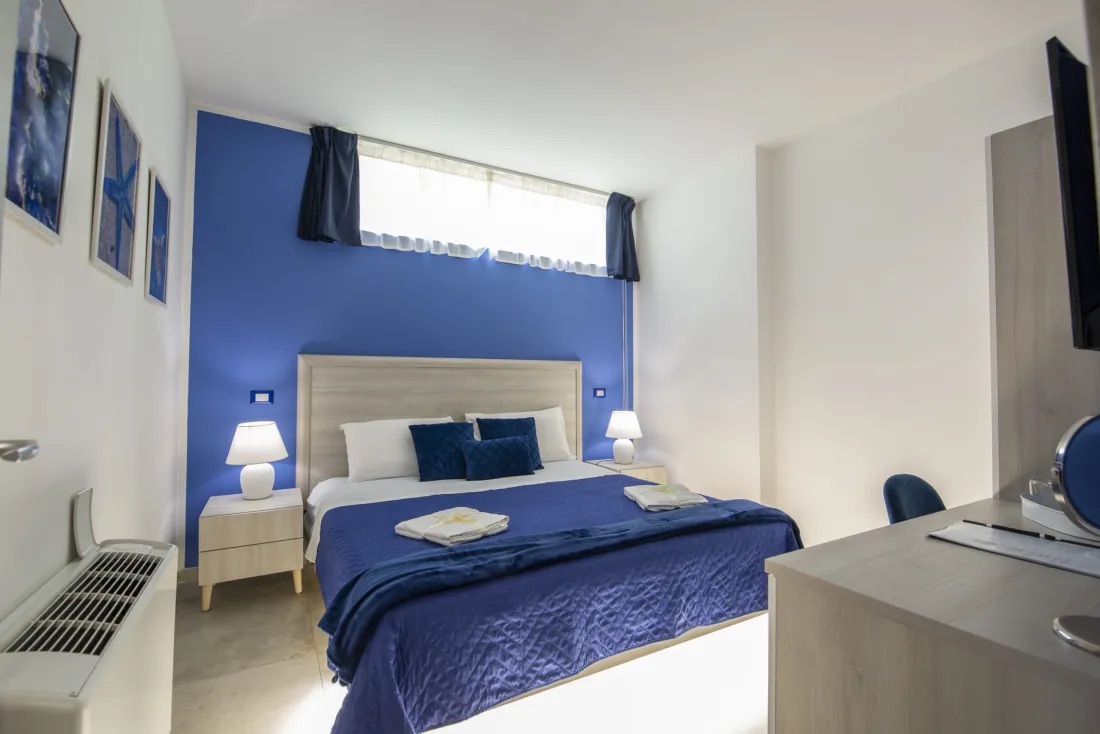 Blue Ocean room with double bed and blue tones