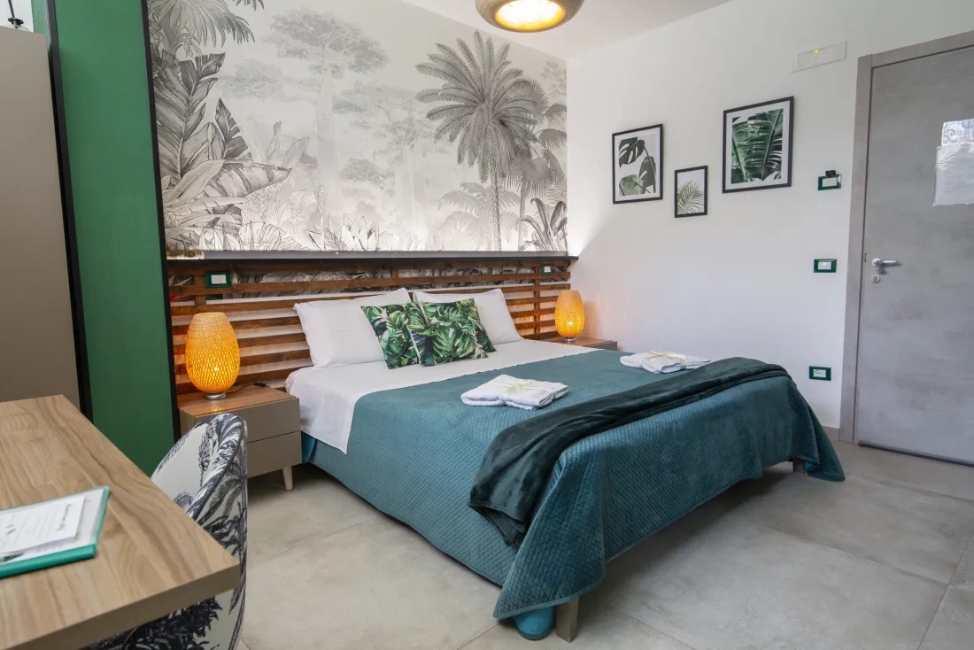 Green Jungle room with natural details